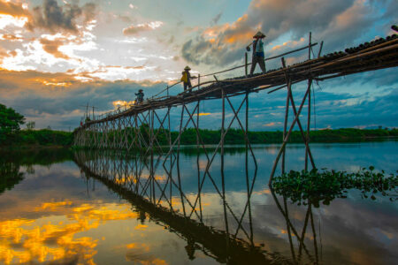 Coucher de soleil d'un pont en bambou à Hoi An