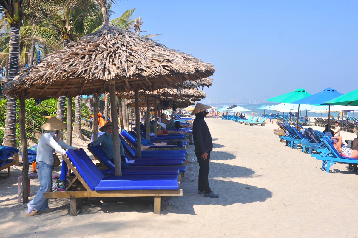 transats sur la plage de an bang hoi an
