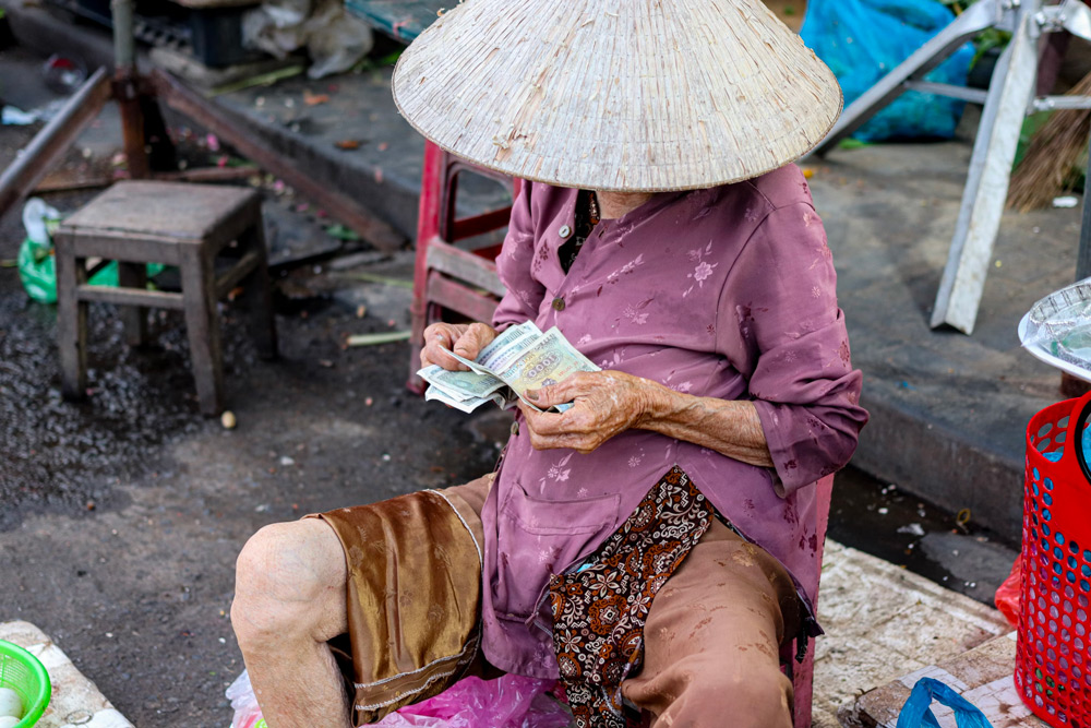 vietnamienne avec un chapeau conique